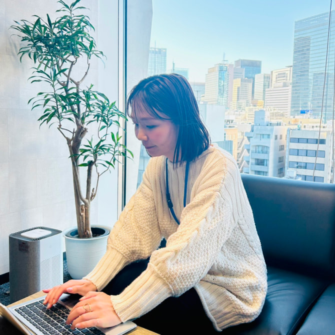 女性社員の写真