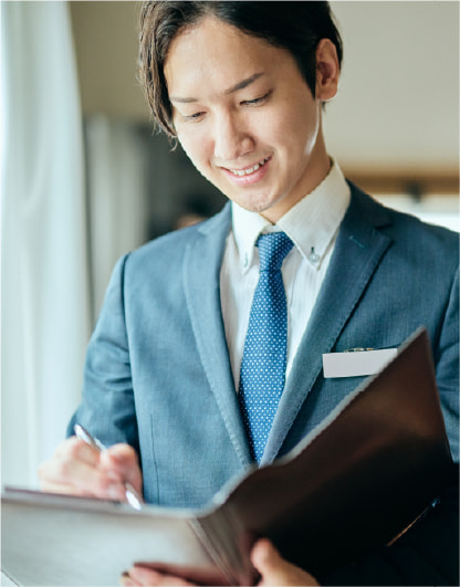 手元の資料を確認している様子の写真