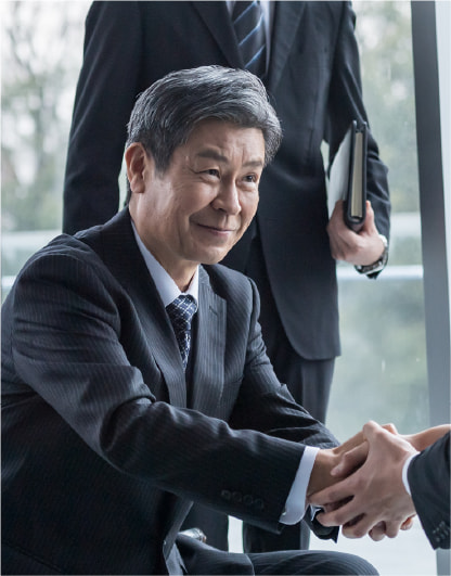 取引している様子の写真