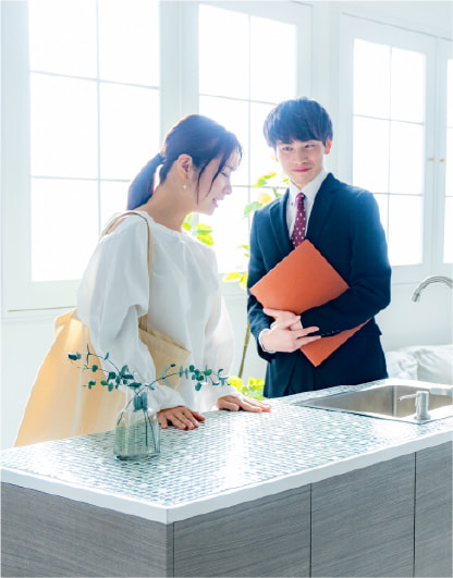 ご入居様に案内している様子の写真